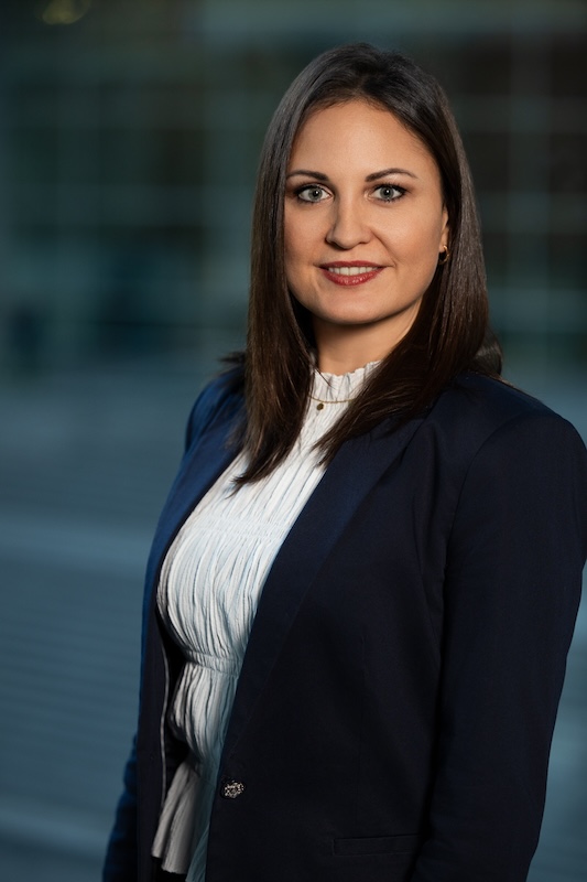 Ein Bild einer jungen Frau, die bei econoomy arbeitet