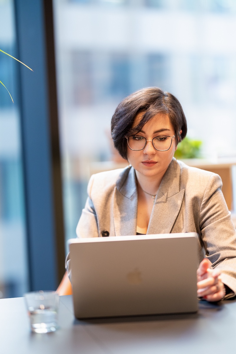 Frau beim AVGS-Coaching via Laptop – econoomy