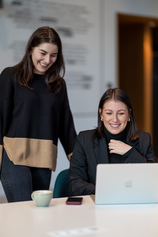 Zwei Coaches von econoomy während eines digitalen AVGS-Coachings für Gründung oder Karriere