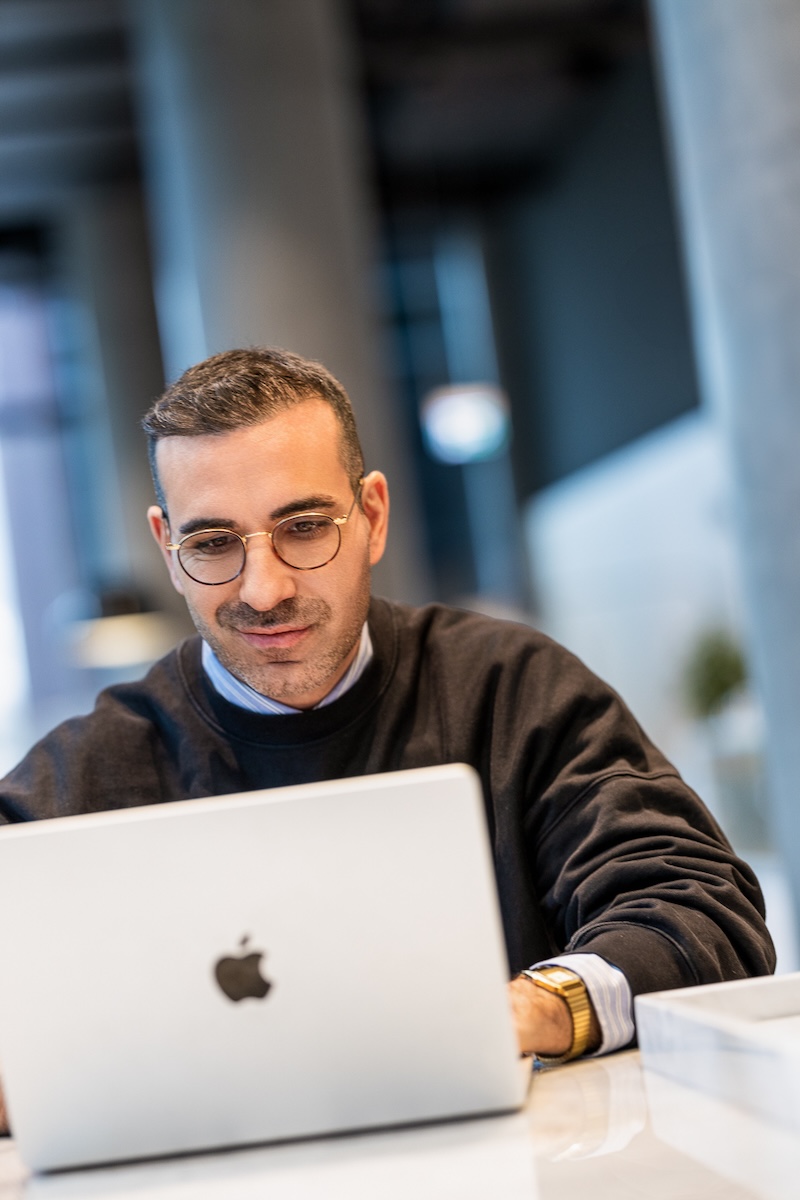 Konstantin von econoomy beim AVGS-Coaching – professionelle Beratung am Laptop